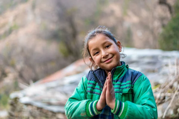 Kullu, Himachal Pradesh, Índia - 01 de abril de 2019: Retrato menina himachali perto de sua casa na rua na aldeia do Himalaia Imagem De Stock