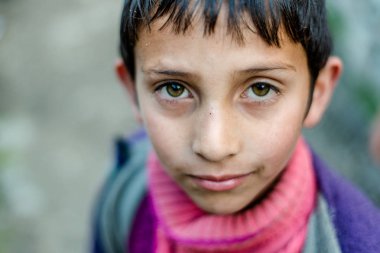 Kullu, Himachal Pradesh, Hindistan - 04 Ağustos 2018 : Himalayalar'da Himalaya Lı Bir Çocuk Fotoğrafı