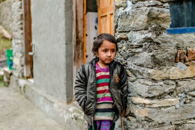 Kullu, Himachal Pradesh, Hindistan - 01 Nisan 2019 : Himalaya köyünde sokaktaki evinin yakınında himachali kız portresi