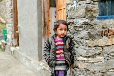 Kullu, Himachal Pradesh, Hindistan - 01 Nisan 2019 : Himalaya köyünde sokaktaki evinin yakınında himachali kız portresi