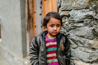Kullu, Himachal Pradesh, Hindistan - 01 Nisan 2019 : Himalaya köyünde sokaktaki evinin yakınında himachali kız portresi