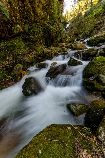 Foto de arroyo de agua lechosa en himalayas - cascada — Foto de Stock