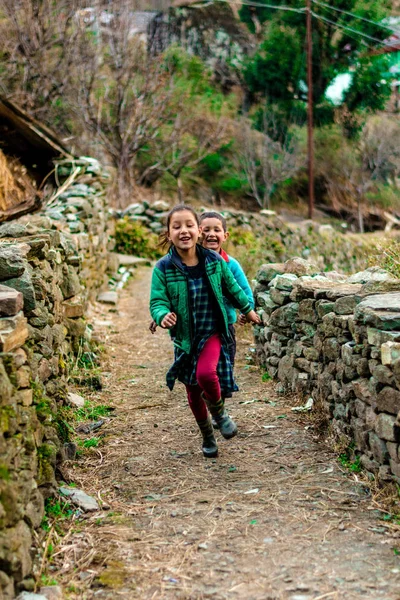 Kullu, Himachal Pradesh, India - 04 de febrero de 2019: Foto de un niño himalayo corriendo en el Himalaya — Foto de Stock