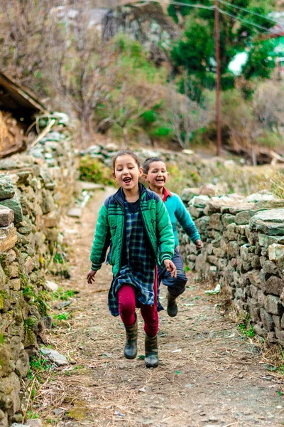 库尔卢，喜玛拉雅邦，印度 - 2019年2月4日： 喜马拉雅山儿童在喜马拉雅山跑步的照片 — 图库照片