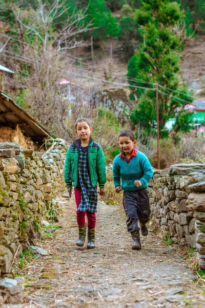 库尔卢，喜玛拉雅邦，印度 - 2019年2月4日： 喜马拉雅山儿童在喜马拉雅山跑步的照片 — 图库照片