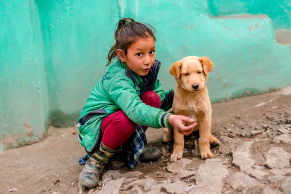 Kullu, Himachal Pradesh, India - 04 de febrero de 2019: Perro indio con niños en las montañas del Himalaya, Himachal Pradesh — Foto de Stock