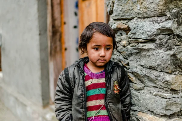 Куллу, Химачал-Прадеш, Индия - 01 апреля 2019 года: Портрет химачали девушки возле ее дома на улице в деревне Гималаи — стоковое фото
