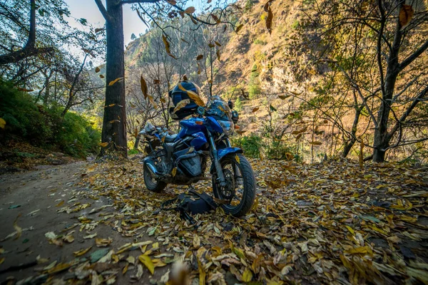 Kullu, Himachal Pradesh, Índia - 02 de dezembro de 2018: Motocicleta na temporada de outono — Fotografia de Stock