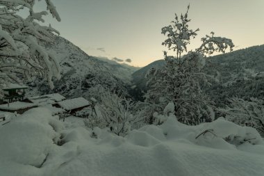 Görkemli kış manzara sabah güneş ışığı ile parlayan. Himalayalar'da dramatik wintry sahnesi