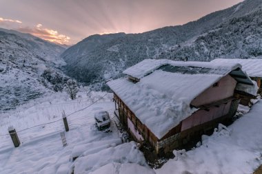 Görkemli kış manzara sabah güneş ışığı ile parlayan. Himalayalar'da dramatik wintry sahnesi