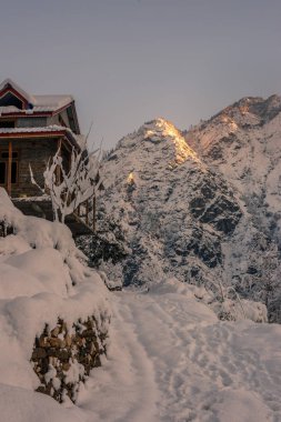 Dağlarda karla kaplı ahşap ev - Himalayalar'da görkemli kış manzarası