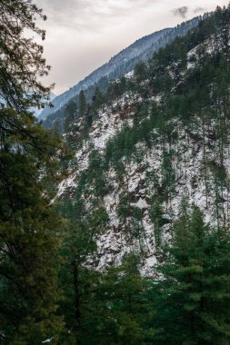 Dağlarla kaplı kar - Himalayalar'da görkemli kış manzarası