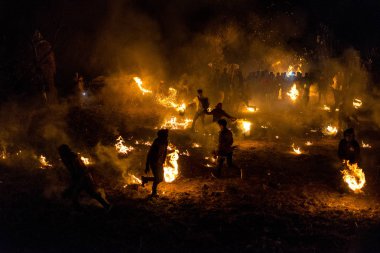 Kullu, Himachal Pradesh, Hindistan - 07 Aralık 2018 : Himalayalar'da yerel tarzda Diwali kutlaması - Geleneksel Diwali