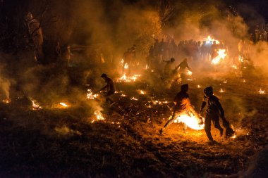 Kullu, Himachal Pradesh, Hindistan - 07 Aralık 2018 : Himalayalar'da yerel tarzda Diwali kutlaması - Geleneksel Diwali