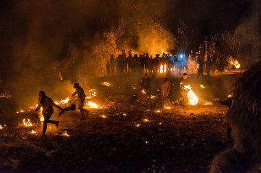 Kullu, Himachal Pradesh, Hindistan - 07 Aralık 2018 : Himalayalar'da Geleneksel Şekilde Diwali kutlaması