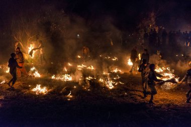 Kullu, Himachal Pradesh, Hindistan - 07 Aralık 2018 : Yerel tarzda dağlarda geleneksel Diwali kutlaması