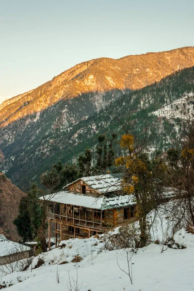 Casa in legno innevata in montagna - paesaggio invernale maestoso in himalaya — Foto Stock