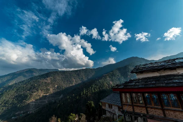 Sunset over traditional wooden house, Amazing scene with Himalayan mountains. Himalayas — Stock Photo, Image