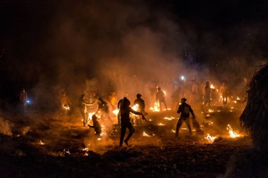 Kullu, Himachal Pradesh, Hindistan - 07 Aralık 2018 : Yerel tarzda dağlarda geleneksel Diwali kutlaması