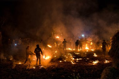 Kullu, Himachal Pradesh, Hindistan - 07 Aralık 2018 : Yerel tarzda dağlarda geleneksel Diwali kutlaması