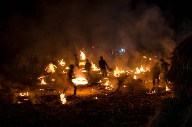 Kullu, Himachal Pradesh, Hindistan - 07 Aralık 2018 : Yerel tarzda dağlarda geleneksel Diwali kutlaması