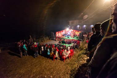Kullu, Himachal Pradesh, Hindistan - 07 Aralık 2018 : Himalayalarda Yerel Geleneksel Dans