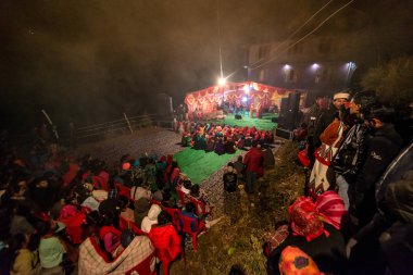 Kullu, Himachal Pradesh, Hindistan - 07 Aralık 2018 : Himalayalarda Yerel Geleneksel Dans