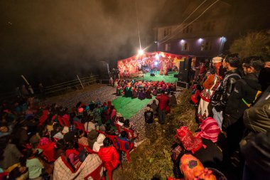 Kullu, Himachal Pradesh, Hindistan - 07 Aralık 2018 : Himalayalarda Yerel Geleneksel Dans
