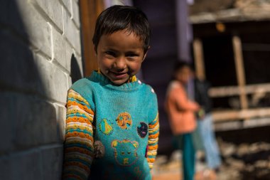 Kullu, Himachal Pradesh, Hindistan - 08 Aralık 2018 : Himalaya lar, dağdaki çocuklar fotoğrafı -