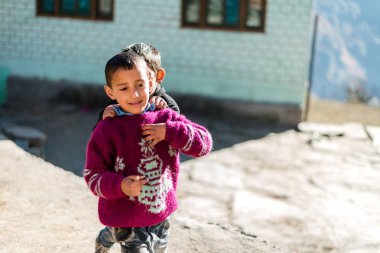 Kullu, Himachal Pradesh, Hindistan - 08 Aralık 2018 : Himalaya lar, dağdaki çocuklar fotoğrafı -