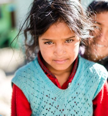 Kullu, Himachal Pradesh, Hindistan - 08 Aralık 2018 : Himalaya lar, dağdaki çocuklar fotoğrafı -