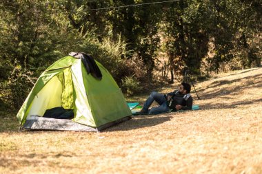 Kullu, Himachal Pradesh, Hindistan - 09 Aralık 2018 : dağlarda kamp kuran