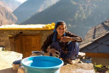 Kullu, Himachal Pradesh, Hindistan - 21 Aralık 2018 : Himalayalı kadının yüzünü dağlarda yıkarken ki fotoğrafı -
