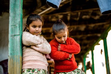 Kullu, Himachal Pradesh, Hindistan - 21 Aralık 2018 : dağlarda zavallı hintli Ikizler kız çocuk -