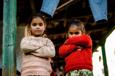 Kullu, Himachal Pradesh, Hindistan - 21 Aralık 2018 : dağlarda zavallı hintli Ikizler kız çocuk -
