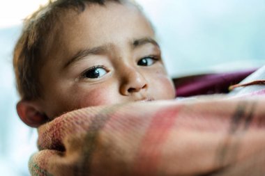 Kullu, Himachal Pradesh, Hindistan - 21 Aralık 2018 : yüzünde hüzünlü bir ifadeyle aç hintli bir çocuğun yakın çekimi