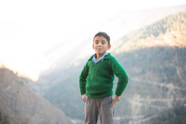 Kullu, Himachal Pradesh, Hindistan - 21 Aralık 2018 : Himalaya lar, Dağ'daki himalaya çocuklarının fotoğrafı -