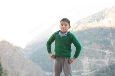 Kullu, Himachal Pradesh, Hindistan - 21 Aralık 2018 : Himalaya lar, Dağ'daki himalaya çocuklarının fotoğrafı -