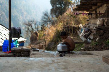 Kullu, Himachal Pradesh, Hindistan - 21 Aralık 2018 : Himalaya lar, Dağ'daki himalaya çocuklarının fotoğrafı -