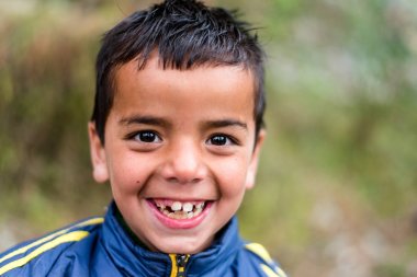 Kullu, Himachal Pradesh, Hindistan - 21 Aralık 2018 : Himalaya lar, Dağ'daki himalaya çocuklarının fotoğrafı -