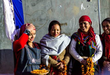 Kullu, Himachal Pradesh, Hindistan - 21 Aralık 2018 : Himalayalar'da geleneksel elbise pattulu Himachali kadınları -