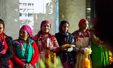 Kullu, Himachal Pradesh, Hindistan - 21 Aralık 2018 : Himalayalar'da geleneksel elbise pattulu Himachali kadınları -