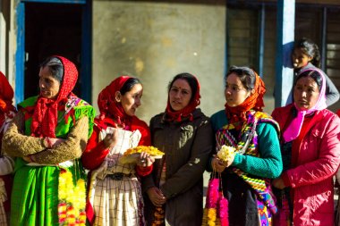 Kullu, Himachal Pradesh, Hindistan - 21 Aralık 2018 : Himalayalar'da geleneksel elbise pattulu Himachali kadınları -