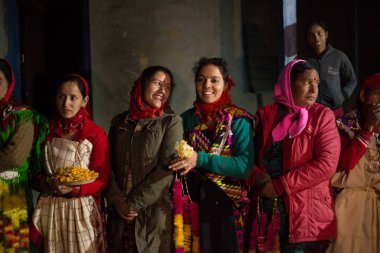 Kullu, Himachal Pradesh, Hindistan - 21 Aralık 2018 : Himalayalar'da geleneksel elbise pattulu Himachali kadınları -