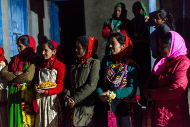 Kullu, Himachal Pradesh, Hindistan - 21 Aralık 2018 : Himalayalar'da geleneksel elbise pattulu Himachali kadınları -