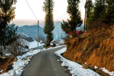 Kullu, Himachal Pradesh, Hindistan - 08 Ocak 2019 : Himalayalar'da kış sezonunda açık yol - Hindistan -
