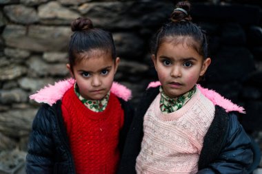 Kullu, Himachal Pradesh, Hindistan - 21 Aralık 2018 : Fakir hintli ikizlerin dağdaki kız çocuğu fotoğrafı -