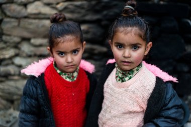 Kullu, Himachal Pradesh, Hindistan - 21 Aralık 2018 : Fakir hintli ikizlerin dağdaki kız çocuğu fotoğrafı -