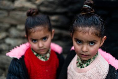 Kullu, Himachal Pradesh, Hindistan - 21 Aralık 2018 : Fakir hintli ikizlerin dağdaki kız çocuğu fotoğrafı -