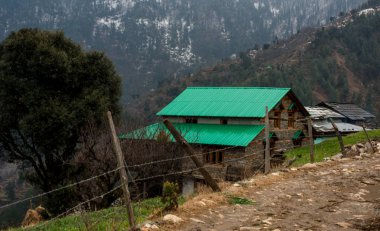 Himalayalar himachal tipik ahşap dağ evi